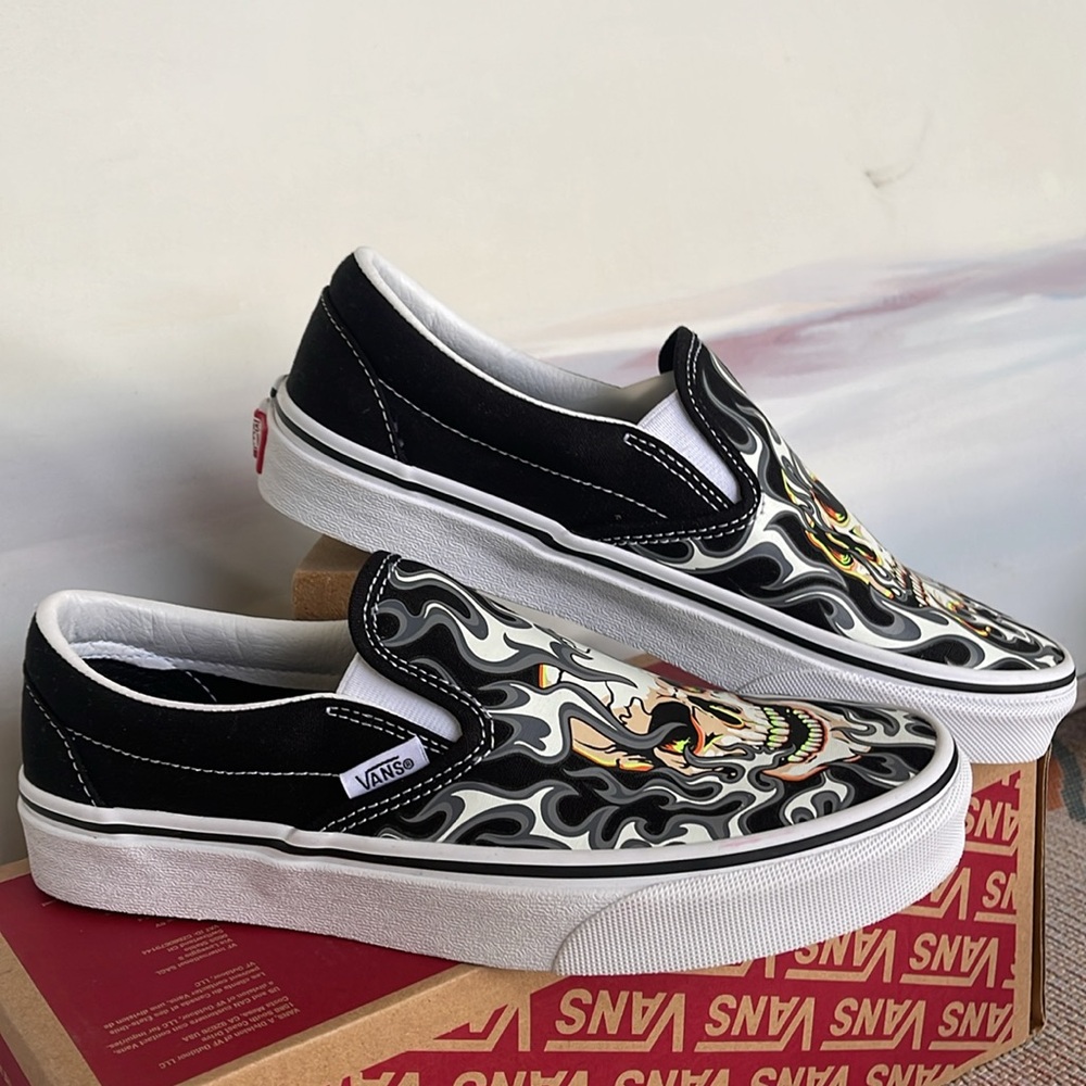 Vans Men’s Classic Slip-On
Flame Skull Black/True White 
VN0009Q7BMX
Sneakers - Picture 8 of 16